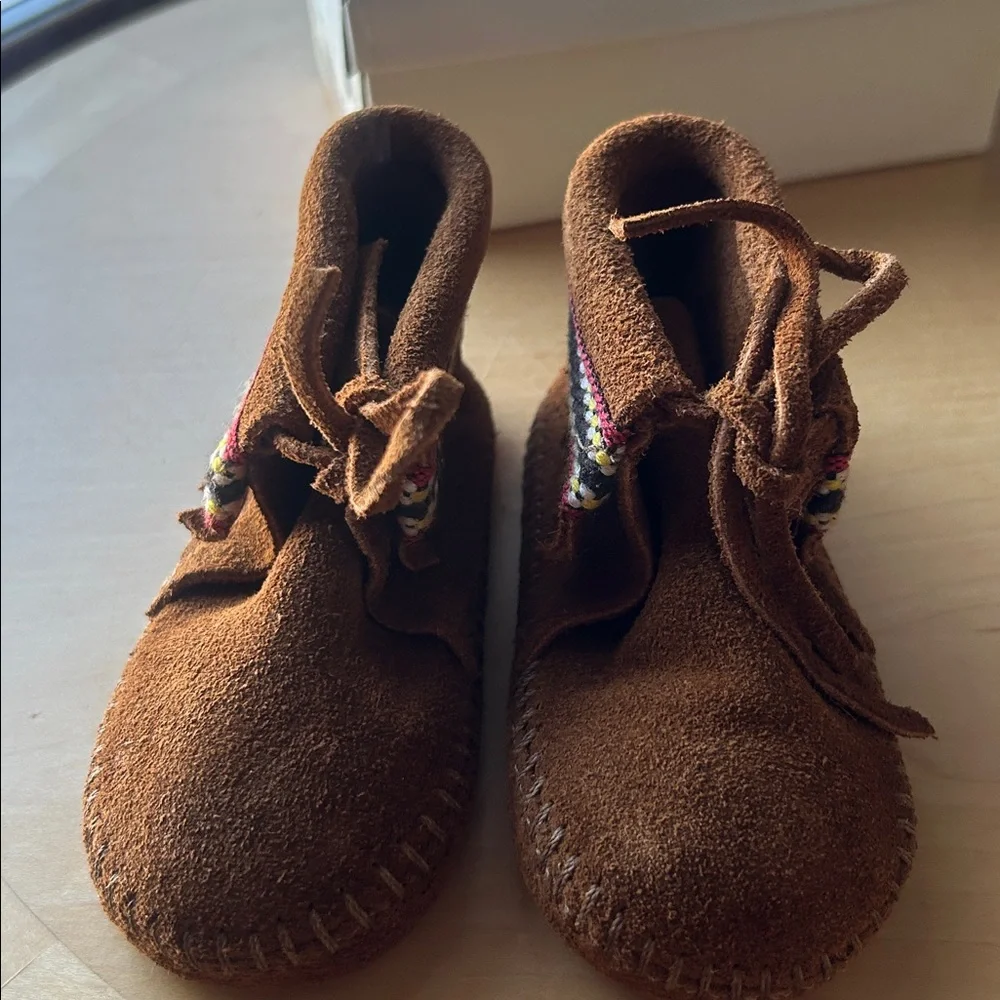 Minnetonka NWT PA•POO•SHU Moccasins INFANTS SIZE 4 with Colorful Trim